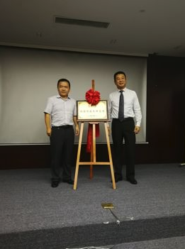 朱志国总经理与刘诗文老师在会议中共同揭牌