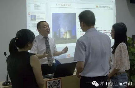 曾红武老师与现场企业家交流