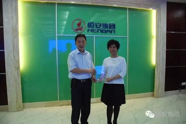 恒安CEO许连捷向柏明顿总裁魏海燕颁发授权书