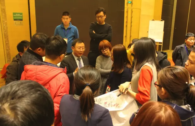 胡八一博士在与学员交流